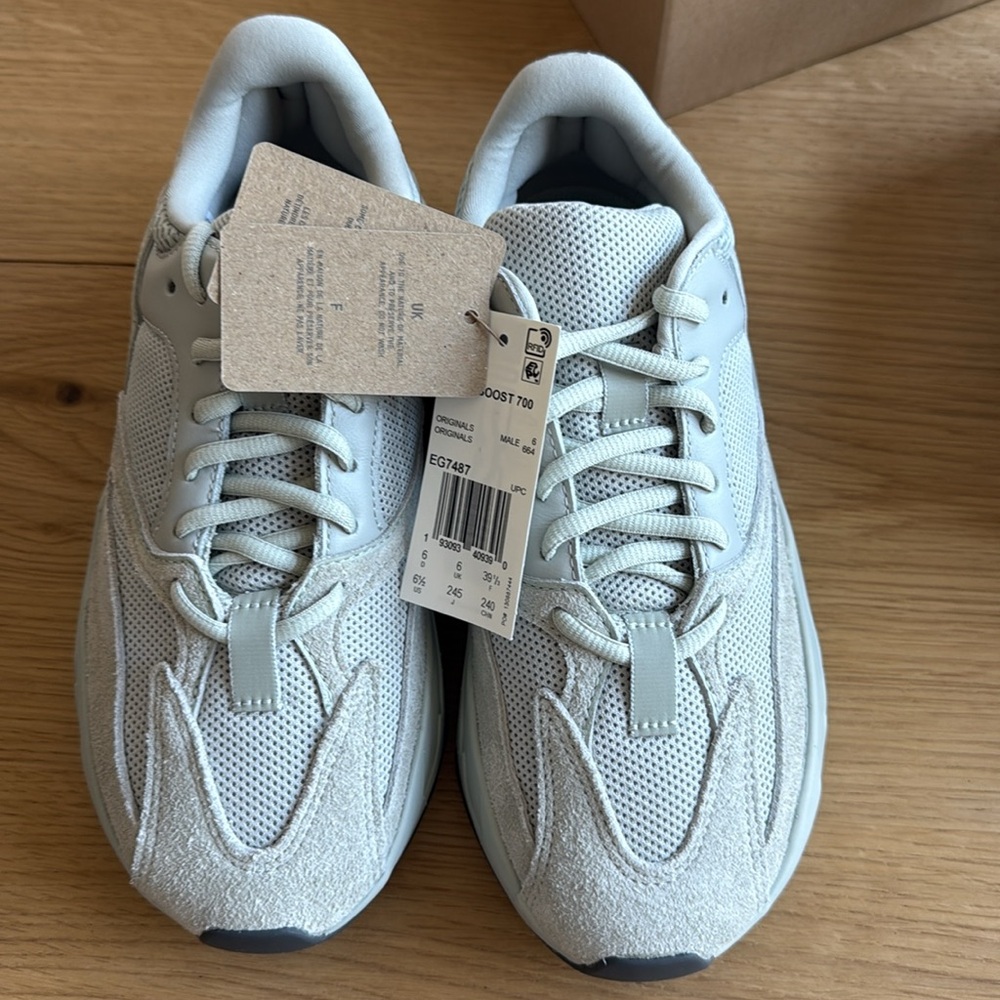 Adidas Yeezy 700 BOOST sneakers EG7487 / Salt / Men’s 6.5 Women’s 8